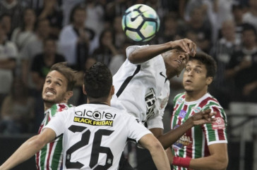 Jogadores de Corinthians e Fluminense em disputa de bola a�rea