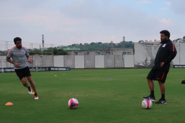Quando volta? Vilson trabalha com bola j� h� algum tempo para se recuperar de les�o