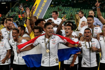 Jogadores comemoram a vit�ria na tarde deste domingo pela final do campeonato paulista