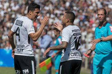 Balbuena e Sidcley comemorando gol do Corinthians contra o Paran�