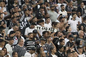 No dia das m�es, torcedores levaram faixas � Arena Corinthians para homenage�-las no D�rbi