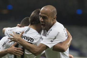 Roger comemora gol de Romero contra o Cruzeiro, no Mineir�o