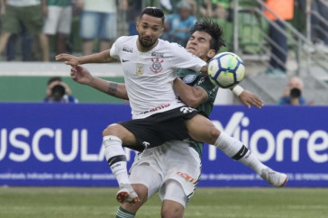 Clayson disputando jogada com advers�rio