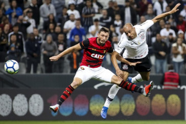 Roger disputa jogada com advers�rio