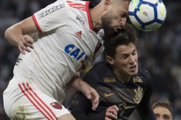 Mateus disputa jogada com advers�rio