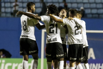 Jogadores do Sub-20 comemora gol da equipe sobre o Vis�o Celeste