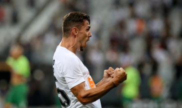Danilo Avelar euf�rico com o gol marcado contra o Avenida