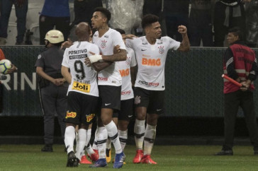 Jogadores do Corinthians comemoram a virada dif�cil contra o Avenida-RS