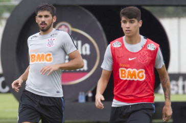 Os estrangeiros Bruno M�ndez a �ngelo Araos no treino de hoje no CT Joaquim Grava