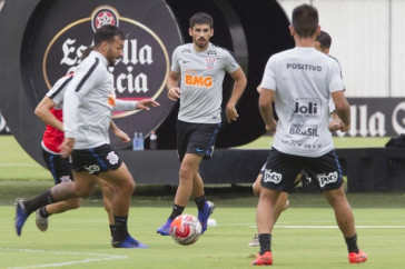 Elenco treina para encarar o S�o Bento, no s�bado de Carnaval