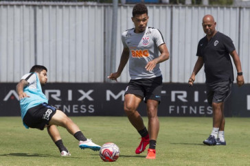 Sergio D�az e J�nior Urso no treino desta sexta-feira, no CT Joaquim Grava