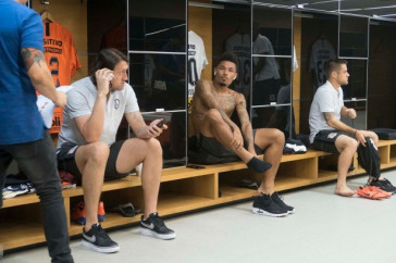 Jogadores se aprontam para duelo contra o Santos, na Arena Corinthians