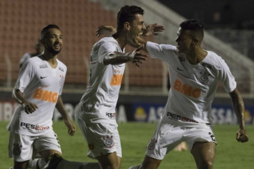 Clayson, Avelar e Richard comemoram o gol do lateral contra o Ituano