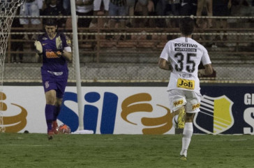 Goleiro C�ssio e lateral Danilo Avelar em partida contra o Ituano