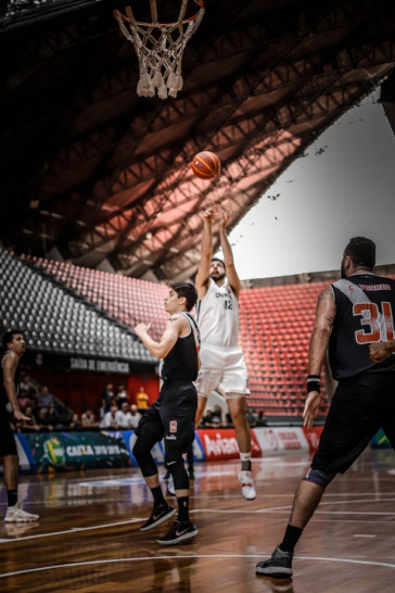 A bola de Giovannoni viaja para cesta vasca�na durante o jogo pelo Novo Basquete Bras