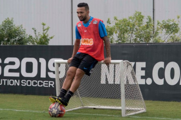 Meia Clayson durante o treino desta quinta-feira no CT