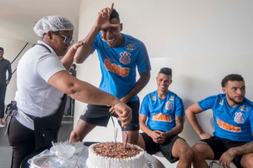 Gustagol teve bolo durante o treino em homenagem ao seu anivers�rio
