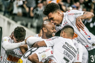 Jogadores comemoram com Pedrinho o gol do Corinthians contra o S�o Paulo