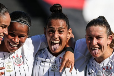 Gabi, Vict�ria, Mimi e Cacau comemorando a goleada por 9 a 0 sobre o S�o Francisco