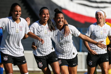 Gabi, Vict�ria, Mimi e Pardal comemoram a goleada por 9 a 0 sobre o S�o Francisco