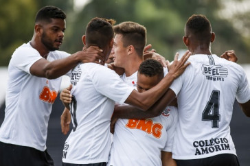 Jogadores do Corinthians comemorando gol contra o S�o Paulo, pelo Paulista Sub-20