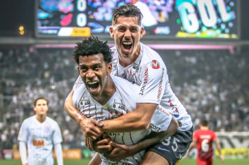 Gil e Danilo Avelar comemorando o gol do zagueiro contra o Athletico-PR, pelo Brasileir�o