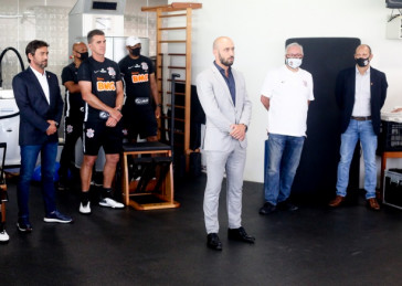 Alessandro conversa com elenco corinthiano no primeiro treino do ano