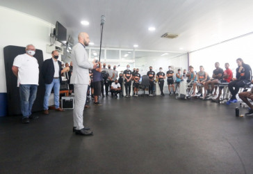 Alessandro conversa com elenco corinthiano no primeiro treino do ano