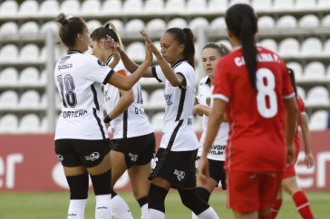 Elenco no jogo contra o Am�rica de Cali, pela Copa Libertadores Feminina