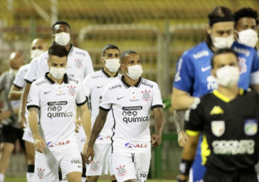 Otero, Ramiro e Gabriel entram em campo com m�scaras em Volta Redonda