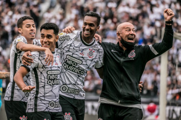 Gabriel Pereira, Du, J� e Fl�vio de Oliveira comemorando gol contra o Santos