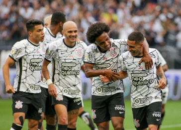 Jogadores comemoram gol de Gabriel no jogo contra o Santos na Neo Qu�mica Arena