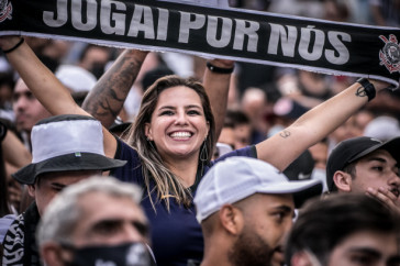 Torcedores do Corinthians levaram faixas para a Neo Qu�mica Arena em incentivo ao time