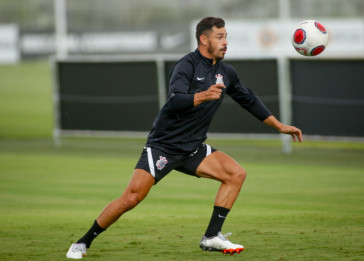 Giuliano ataca a bola em treino do Corinthians
