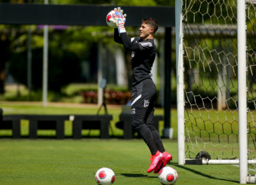 O goleiro Felipe Longo, cria da base do Corinthians, treinou com o time profissional