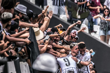 Jogadores do Corinthians comemoram com Mosquito e a Fiel