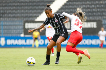 Grazi em a��o durante jogo do Corinthians