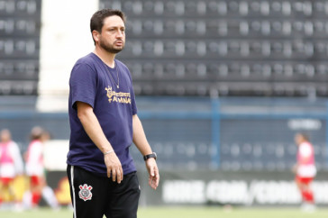 Arthur Elias comandou o Corinthians em mais uma vit�ria