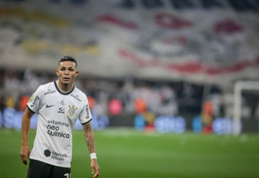 Adson durante partida de ida da final da Copa do Brasil