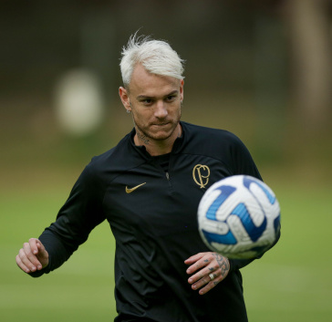 R�ger Guedes atento na bola