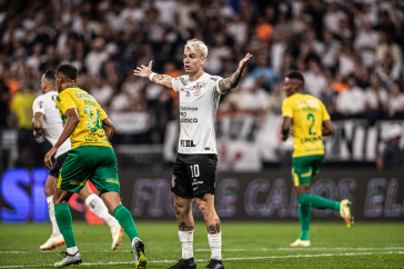R�ger Guedes com os bra�os abertos dando bronca nos companheiros durante jogo contra o Cuiab�