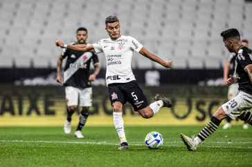 Fausto Vera finalizando com a perna esquerda dentro da grande �rea do Vasco