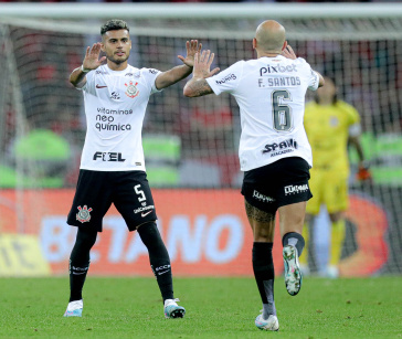 F�bio Santos comemorando com Fausto Vera o gol marcado contra o Internacional