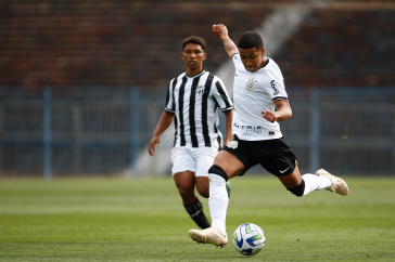 Kaio preparando o chute contra o Cear� pelo Brasileir�o Sub-17