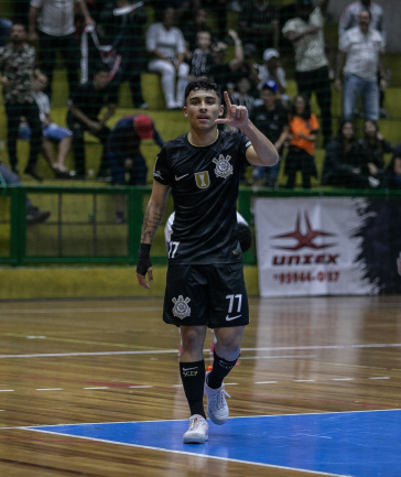 Luis Felipe comemora gol marcado