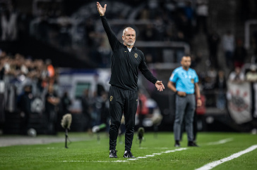 Mano Menezes questionando marca��o da arbitragem no duelo contra o Athletico-PR