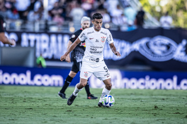 Fausto com a bola dominada