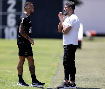 Maycon e Bruno Mazziotti conversando no campo de treinamento