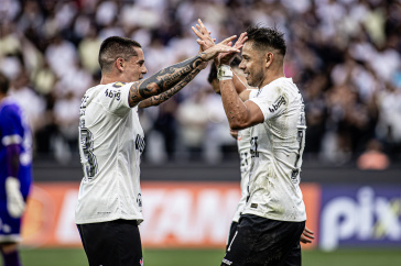 Fagner comemorando com Romero