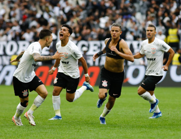 Kayke comemorando o gol do t�tulo com Higor e L�o Mana